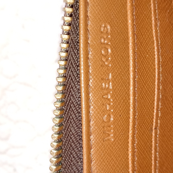 MK SMALL COIN WRISTLET/WALLETT - Picture 7 of 9